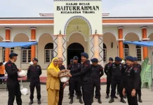 Brimob Polda Gorontalo Bersihkan Masjid dan Bagikan Bantuan Kepada Masyarakat
