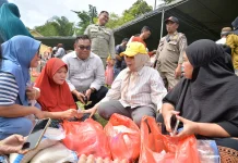 Gub–Wagub Turun Langsung Layani Masyarakat di Pasar Murah Ramadan