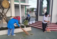 Bimas Islam-KUA Gotong Royong Bersihkan Masjid