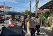 Polwan Polresta Gorontalo Kota Berbagi Takjil di Bulan Suci Ramadan