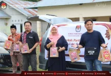 KPU Bone Bolango Sosialisasi PDPB Sambil Berbagi Takjil