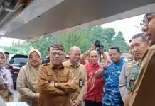 Bupati Sofyan Tinjau Uji Keamanan Takjil di Kawasan Bundaran Adipura