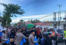Kapolda Gorontalo Bagi Takjil, Perkuat Kedekatan Polri dengan Masyarakat