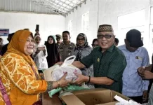Warga Pulubala Antusias Berbelanja di Pasar Murah Bersubsidi