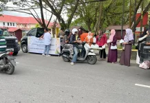 Ratusan Paket Takjil Dibagikan ke Warga oleh Dinas Kumperindag