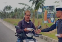 Brimob Polda Gorontalo Buka Puasa Bersama Warga dan Bagikan Takjil