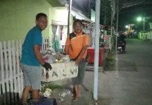 Malam Hari Petugas Kebersihan Tetap Menjalankan Tugas
