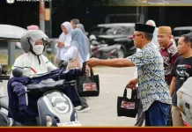 KPU Provinsi Gorontalo Berbagi Takjil Ramadan Sekaligus Perbarui Data Pemilih