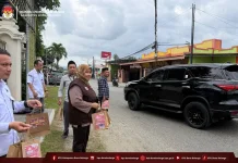 Sambil Berbagi Takjil, KPU Bone Bolango Ingatkan Pentingnya Data Pemilih