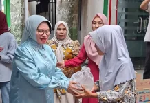 Dinsos Kabgor Berbagi Takjil untuk Keluarga Pasien RSUD Dunda