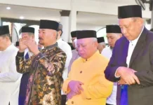 Bupati dan Wabup Gorontalo Salat Id di Masjid Baiturrahman Limboto