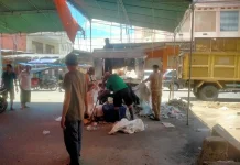 Petugas Kebersihan Tetap Siaga saat Lebaran