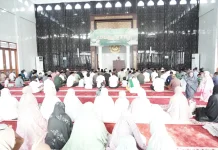 Keluarga Besar Korem 133/Nani Wartabone Salat Id bersama Warga