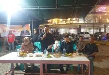 Panjat Pinang Meriahkan Hari Ketupat di Kayubulan Limboto