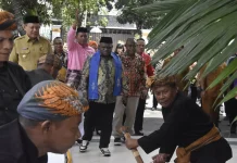 MenHAM Natalius Pigai Disambut Adat Mopotilolo di Gorontalo