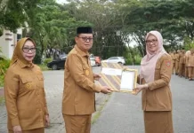 Bupati Gorut Serahkan Sertifikat Purna Tugas