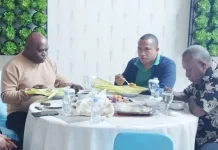 Sebelum ke Jakarta, MenHAM Natalius Pigai Santap Nasi Kuning Daun Woka Gorontalo