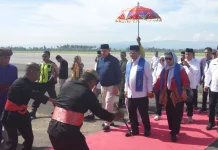 Adat Mopotilolo Sambut Kedatangan Wamen Transmigrasi