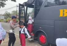 Brimob Polda Gorontalo Operasikan Bus Sekolah Gratis