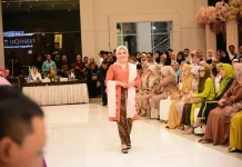 Wagub Gorontalo Tampil Anggun Berbalut Kebaya Karawo Memukau di Fashion Show