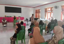 Polsek Botumoito Kawal Penyaluran Sembako Kepada Warga