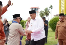 Wamendikdasmen Disambut Adat Mopotilolo di Gorontalo