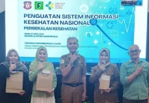 Dinkes Gorontalo Beri Penghargaan Tiga Petugas Terbaik Pengelolaan SMILE