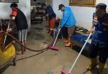 Pasca Banjir, Personil Damkar Kota Gorontalo Bersihkan Rumah Terdam