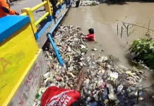 Tim Gabungan DLH, BPBD dan Polri Bersihkan Sampah di Kawasan Jembatan Jalan Adam Zak