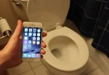 Dampak Main HP di Toilet bagi Kesehatan Tubuh