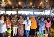 Wagub Idah Bantu Salurkan Sembako Anggota DPR RI di Boalemo