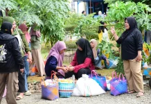 Bawa Tas Keranjang Sendiri, Warga Taluditi Dapat Pujian dari Wagub Gorontalo