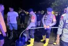 Brimob Polda Gorontalo Salurkan Air Bersih untuk Korban Banjir di Biau