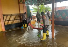 Brimob Gorontalo Bersihkan Lumpur Pasca Banjir di Biau Gorontalo Utara