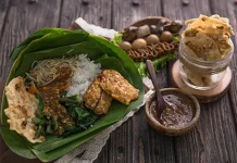 Seni Membungkus dengan Daun Pisang