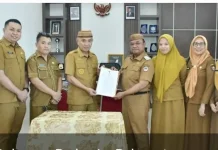 Bupati Pohuwato Serahkan SK Pj Sekda kepada Achmad Jusuf Djuuna