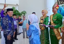 Hadiri PENAS XVII Bupati Gayo Lues Disambut Adat Mopotilolo saat Tiba di Gorontalo