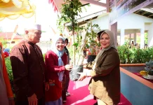 Orang Tua Siswa Bawa Pulang Bibit Cabai dan Tomat Hasil Program Ketahanan Pangan
