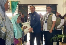 Dirut Bulog Didampingi Gubernur Gusnar Bagi Beras di Gorontalo