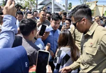 Warga Gorontalo Antusias Sambut Gibran, Berebut Salaman dan Swafoto
