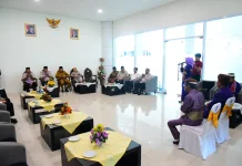 Gubernur Gusnar Sambut Dua Wamen dengan Adat Mopotilolo