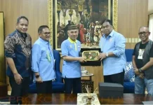 Bupati Pohuwato Terima Radio Emas Langka dari Rachmat Gobel