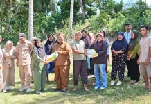 Espin Tulie Serahkan Bantuan Benih Jagung di Desa Upomela