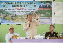 Bupati Gorut Serahkan Hadiah Lomba Kebersihan Antar OPD