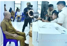 Bupati Pohuwato Jadi Pemohon Paspor Perdana di Kantor Imigrasi