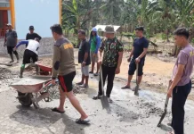 Hari Kedelapan, Brimob dan Warga Percepat Perbaikan Jalan Desa