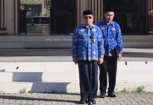 Sekda Gorut Serahkan Penghargaan kepada ASN Purna Tugas