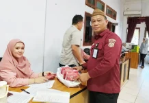 Semarak 81 Tahun Kemerdekaan, Diskumperindag Serahkan Bendera ke Kesbangpol