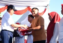 Gubernur Gusnar Minta ASN Berbagi Bendera Merah Putih Kepada Warga