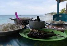 Makan Siang di Pinggir Pantai, Sederhana Menunya, Istimewa Kebersamaannya